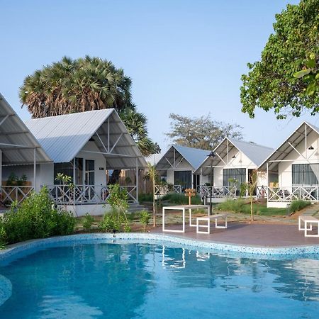 Praveg Beach Resort Daman Lighthouse Beach Esterno foto