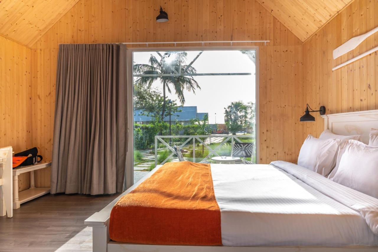 Praveg Beach Resort Daman Lighthouse Beach Esterno foto